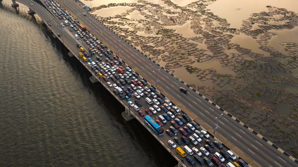 Lagos Third Mainland Bridge: Six months of traffic woe in Nigeria - BBC News