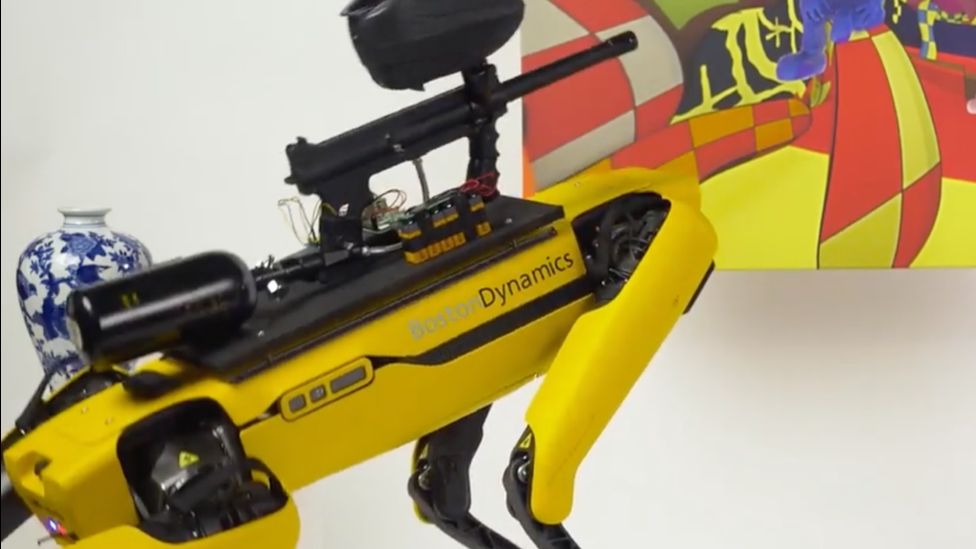 etikette oversætter Loaded Spot: Boston Dynamics condemns robot paintball rampage plan - BBC News