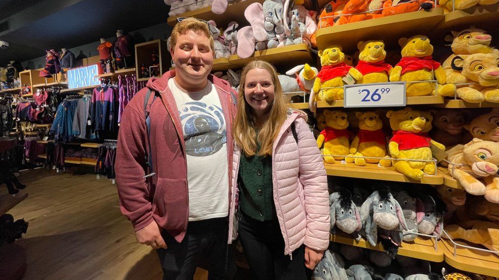 Kit Parfitt e sua moglie Andrea stavano curiosando nel negozio Disney durante una recente vacanza a New York nella speranza di utilizzare un buono da 40 dollari avanzato dalla loro luna di miele a Disneyworld l'anno scorso