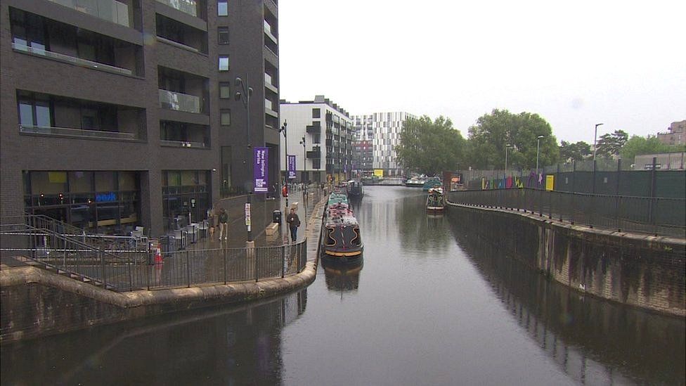 Manchester needs bigger city centre, think tank says - BBC News