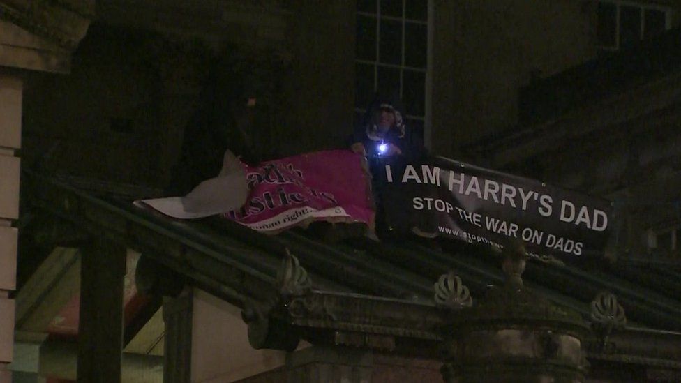 Activists on roof of the Queen's Gallery at Buckingham Palace on 28 November 2015