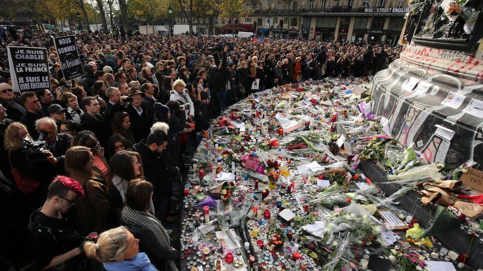 Minute's silence in Place de la Republique (16 November)