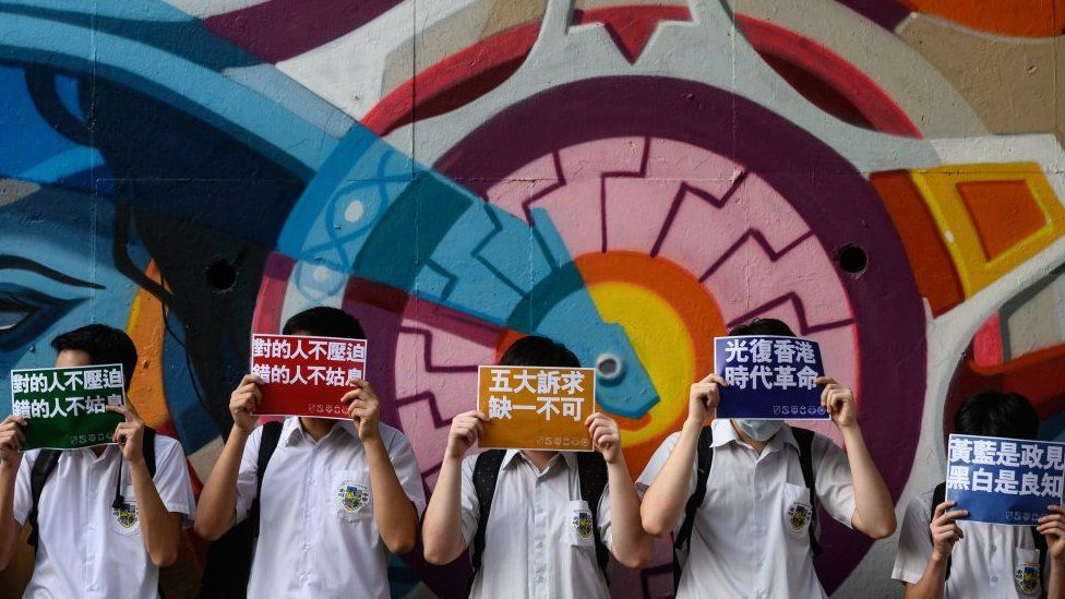 記者翻閱2012年至今香港通識科考題後發現，八年來，必答題中有5道涉及香港政治，內容涵蓋立法會選舉、香港示威遊行、香港民主等，選答部分則有兩題涉及。