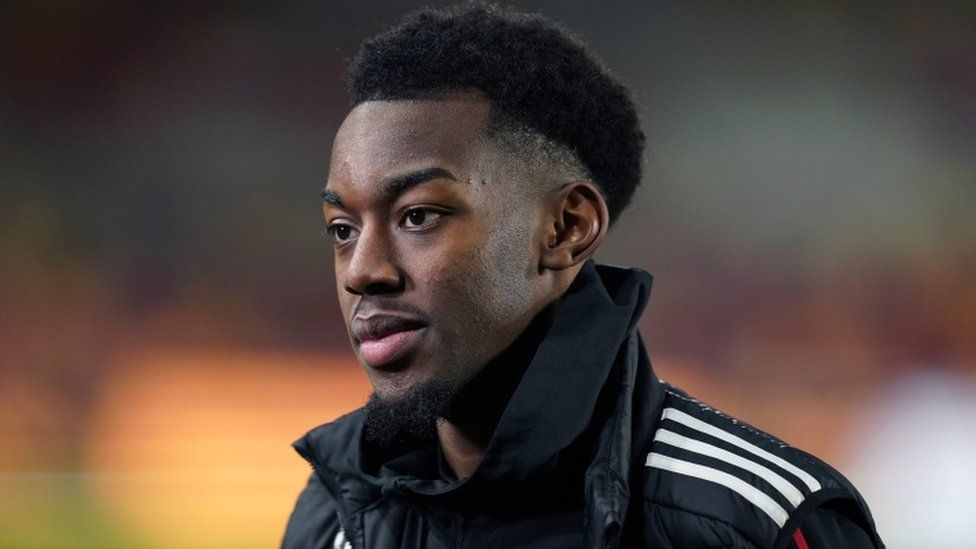Racist abuse sent to Manchester United's Anthony Elanga probed - BBC News
