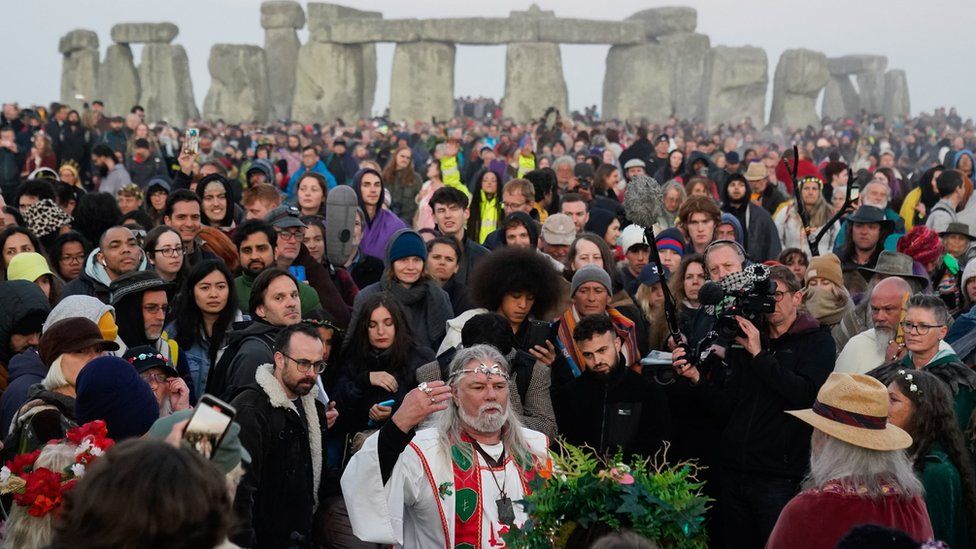 Stonehenge summer solstice: Thousands welcome back celebrations - BBC News