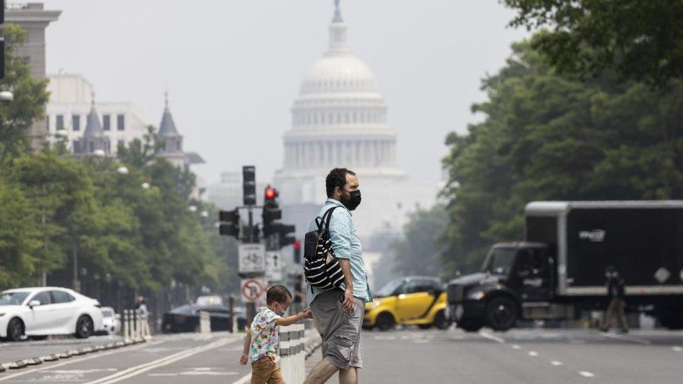 Люди гуляют по Вашингтону, округ Колумбия