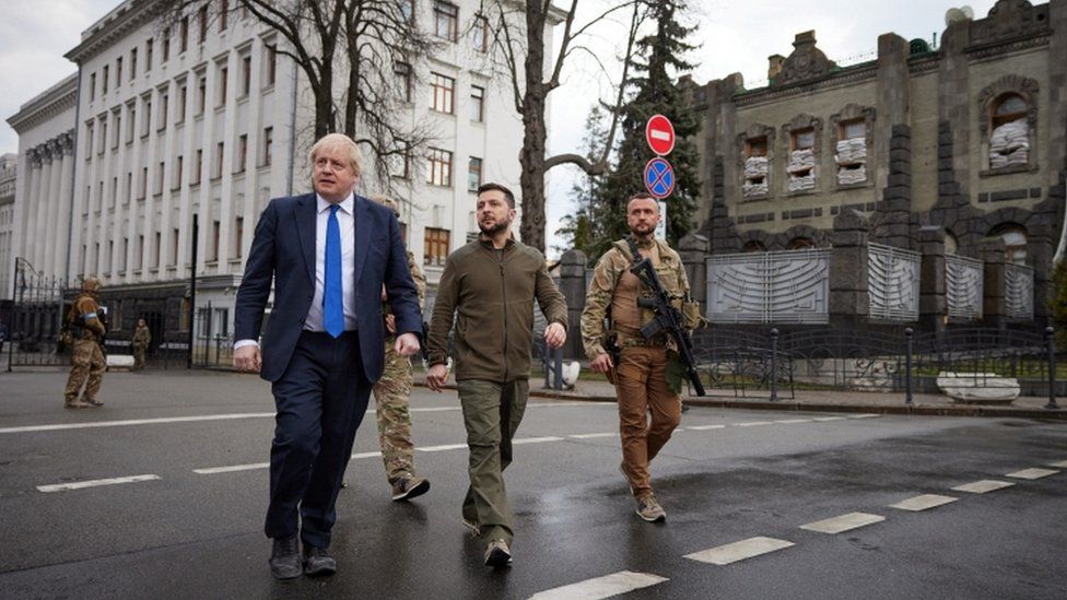 Boris Johnson walks around central Kyiv with President Volodymyr Zelensky