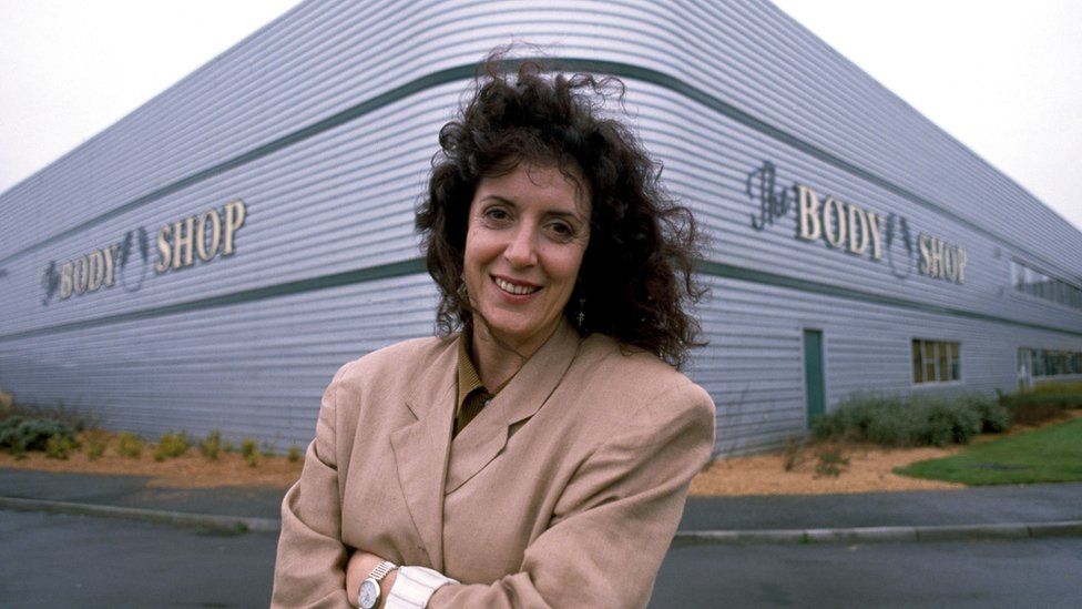 Anita Roddick devant l'usine Body Shop
