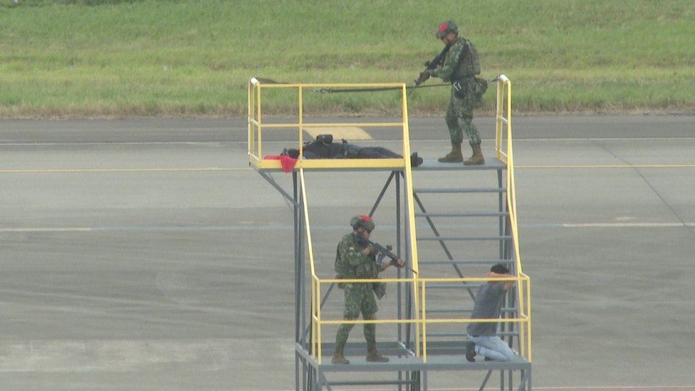 Тайваньские солдаты в гражданском аэропорту на военных учениях по проверке защиты на случай китайского вторжения