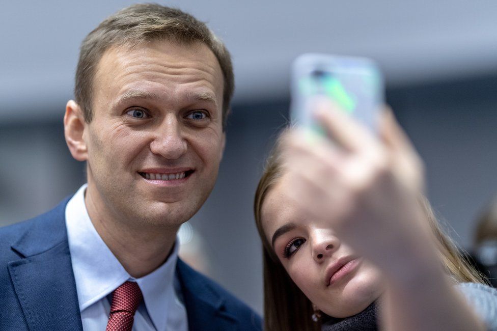 Alexei Navalny poses for a selfie with a student in Strasbourg, 15 November 2018