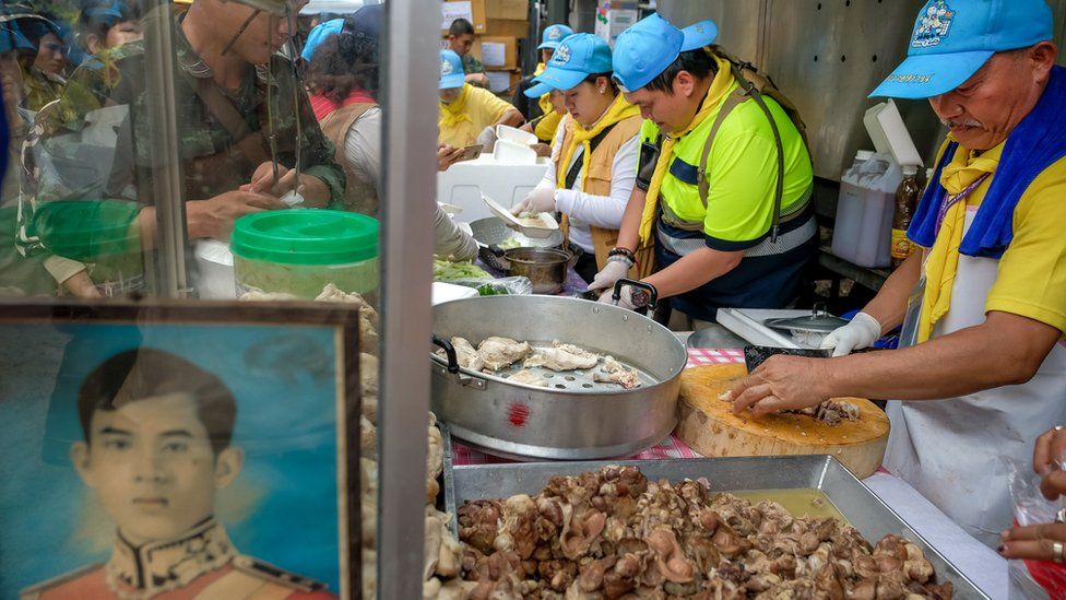 Volunteers prepare chicken rice for rescuers ^ family members at Khun Nam Nang Non Forest Park on July 05, 2018 in Chiang Rai, Thailand.