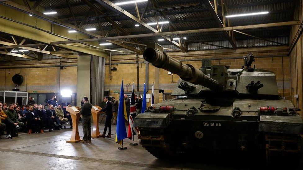 Volodymyr Zelensky and Rishi Sunak giving a joint press conference in front of a tank