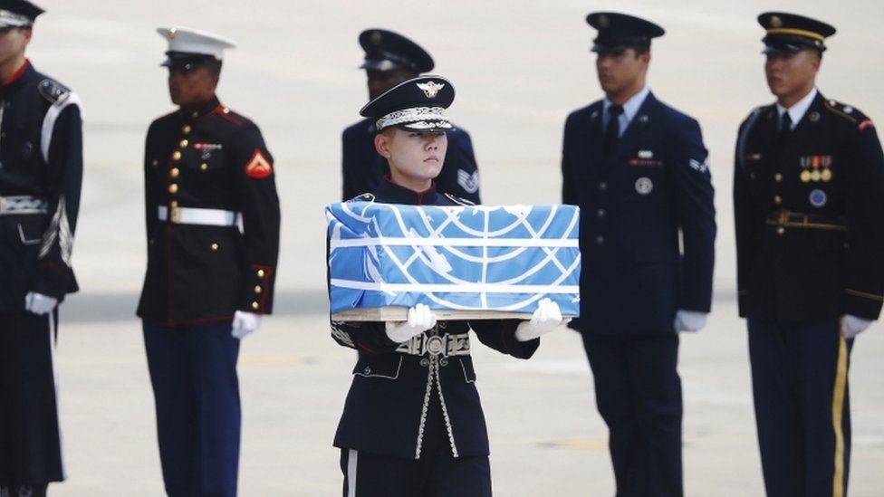 Солдат несет шкатулку с останками в Южной Корее