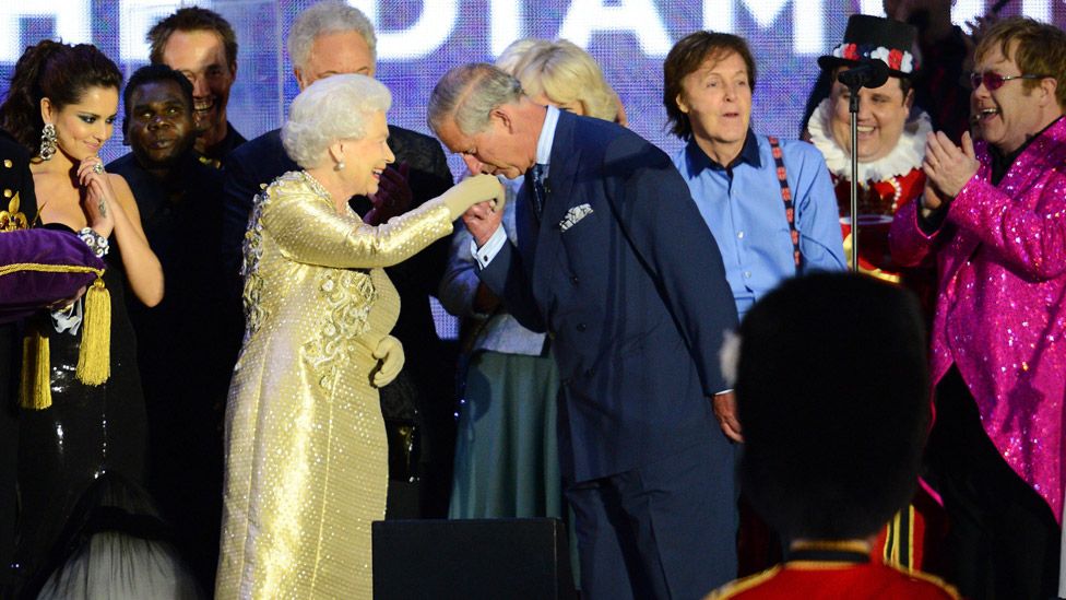 Шерил, Гуррумул, сэр Пол Маккартни, Питер Кей и сэр Элтон Джон с королевой и принцем Чарльзом на концерте в честь бриллиантового юбилея в 2012 году