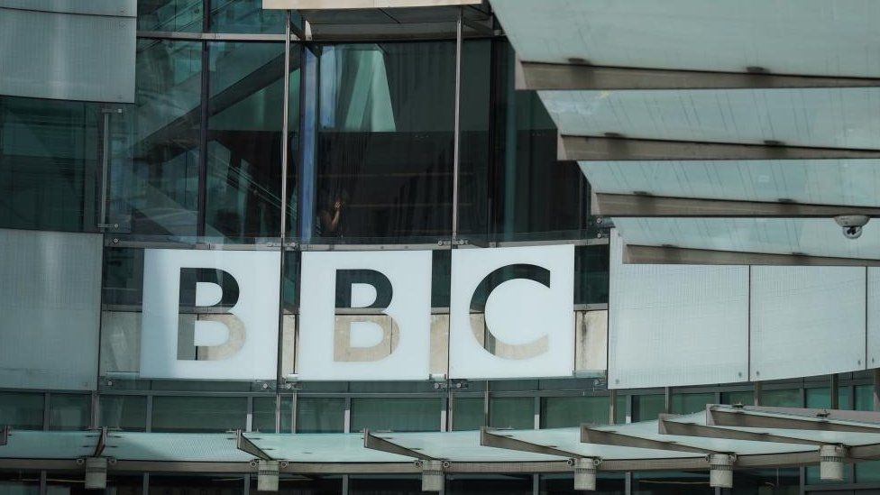 علامة BBC أعلى مدخل New Broadcasting House