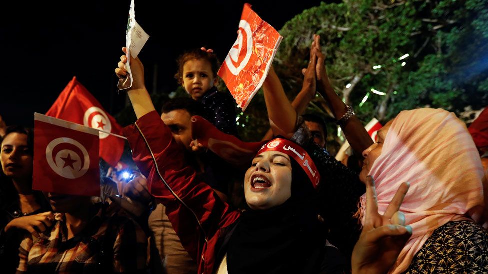 Люди в Тунисе празднуют победу Кайс Сайеда во втором туре тунисских президентских выборов