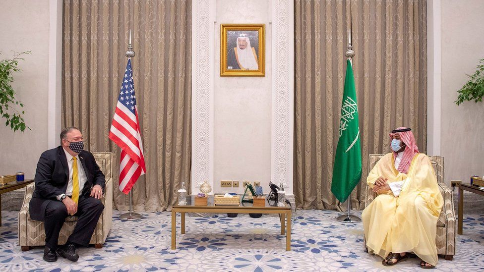 US Secretary of State Mike Pompeo (L) speaks to Saudi Crown Prince Mohammed bin Salman (R) (22 November 2020)