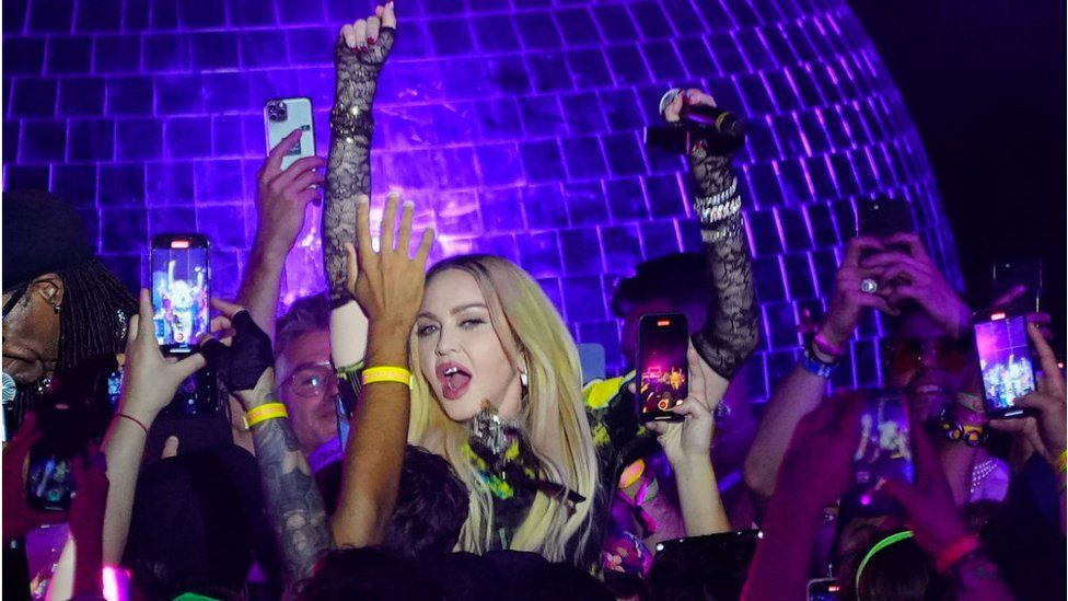 Мадонна празднует выпуск своего сборника в 2022 году на роллер-дискотеке в Нью-Йорке