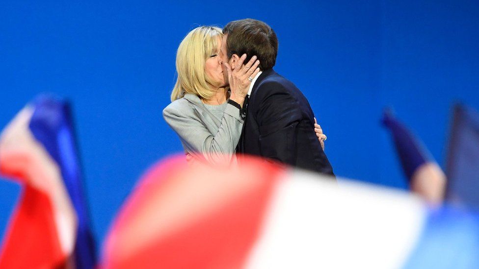 馬克龍夫婦在巴黎一場競選集會上擁吻（23/4/2017）