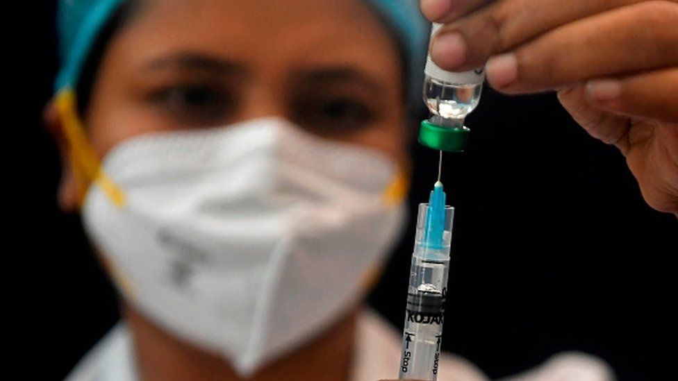 Un agent de santé participe à un essai ou un exercice simulé pour la livraison du vaccin contre le coronavirus Covid-19 qui a eu lieu à l'hôpital SSKM de Calcutta le 8 janvier 2021