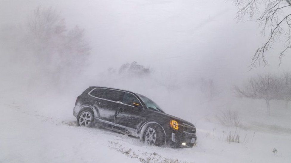 Автомобиль в канаве во время зимнего шторма недалеко от Уэйнфлита, провинция Онтарио, Канада. Фото: 24 декабря 2022 г.