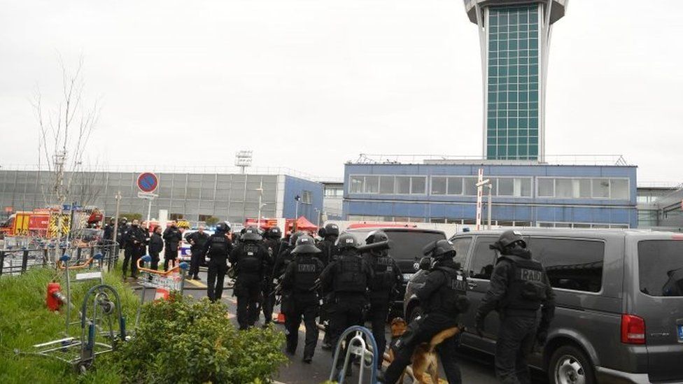 French police unit secures Orly airport (18 March 2017)