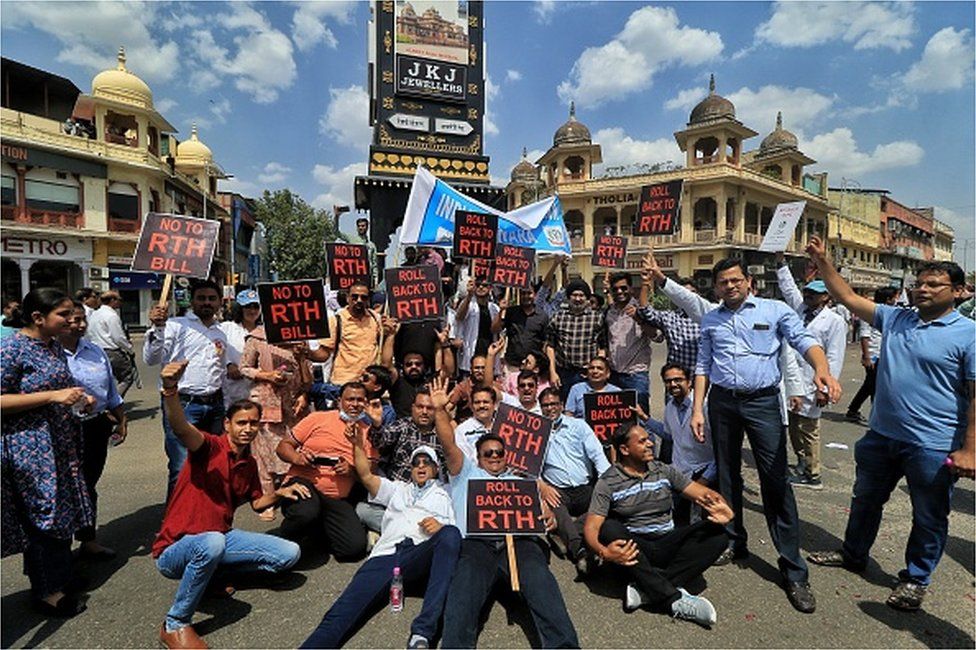 Врачи проводят акцию протеста против принятого в Раджастане законопроекта о праве на здоровье в Джайпуре, штат Раджастхан, Индия, понедельник, 27 марта 2023 г.