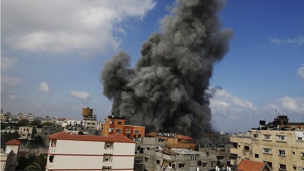 Smoke rises after Israeli air strike on Gaza (31/07/14)