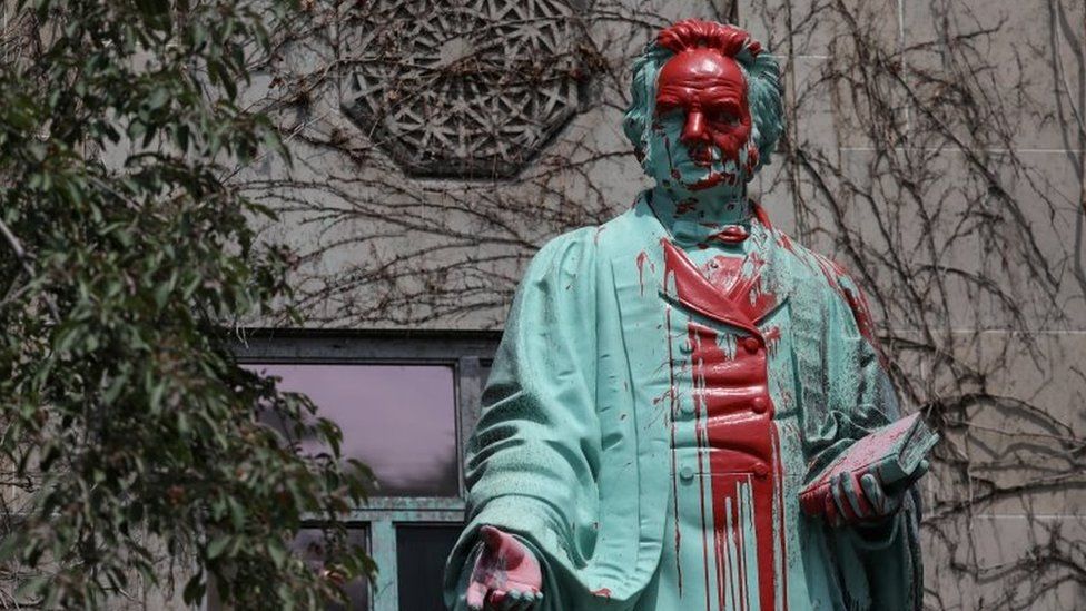 Красная краска покрывает изуродованную статую Эгертона Райерсона из Университета Райерсона