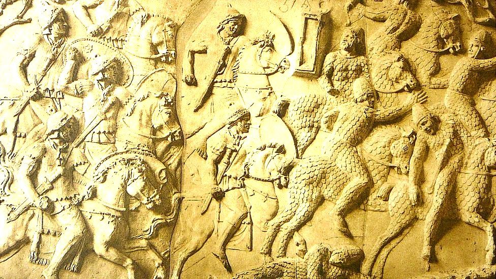 Римската армия побеждава сарматите, изобразени на Траяновата колона в Рим (от "Релефите на колоната на Траян" на Конрад Цихорий, Берлин, 1896 г.)