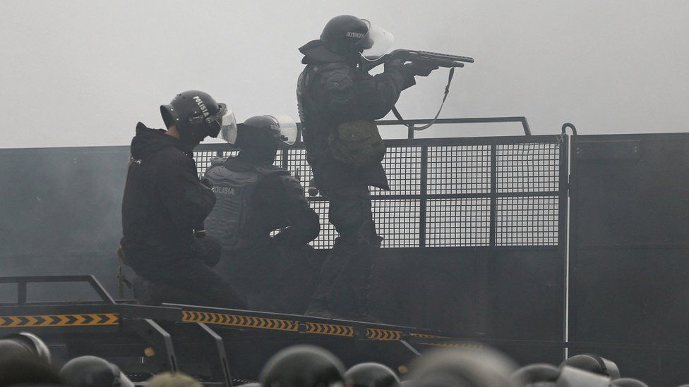 Полиция замечена на баррикаде в Алматы в среду