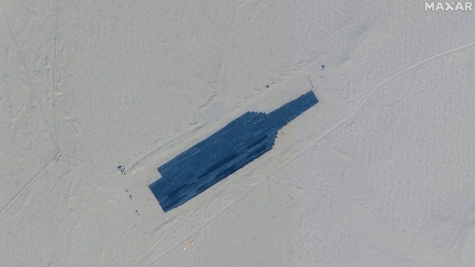 Спутниковый снимок показывает цель авианосца в Ruoqiang, Xinjiang, China