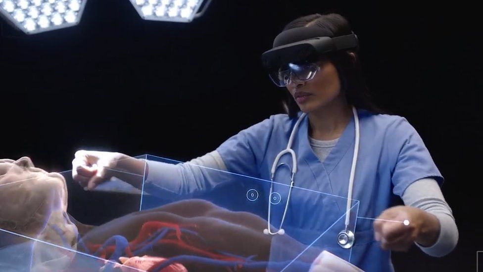 Microsoft HoloLens 2 augmented reality headset unveiled - BBC News