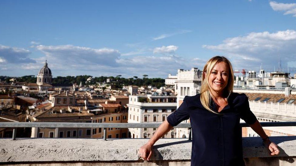 Джорджия Мелони, лидер ультраправой партии Fratelli d'Italia , позирует для фотографии после интервью агентству Reuters в Риме, Италия, 24 августа