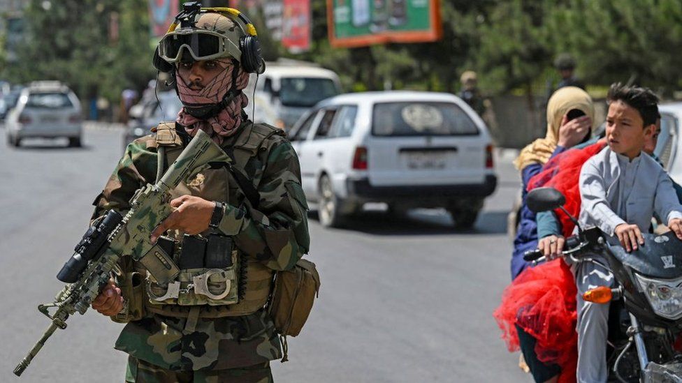 Боец Талибана Фатех, отряд «спецназа», стоит на страже на улице в Кабуле 29 августа 2021 года