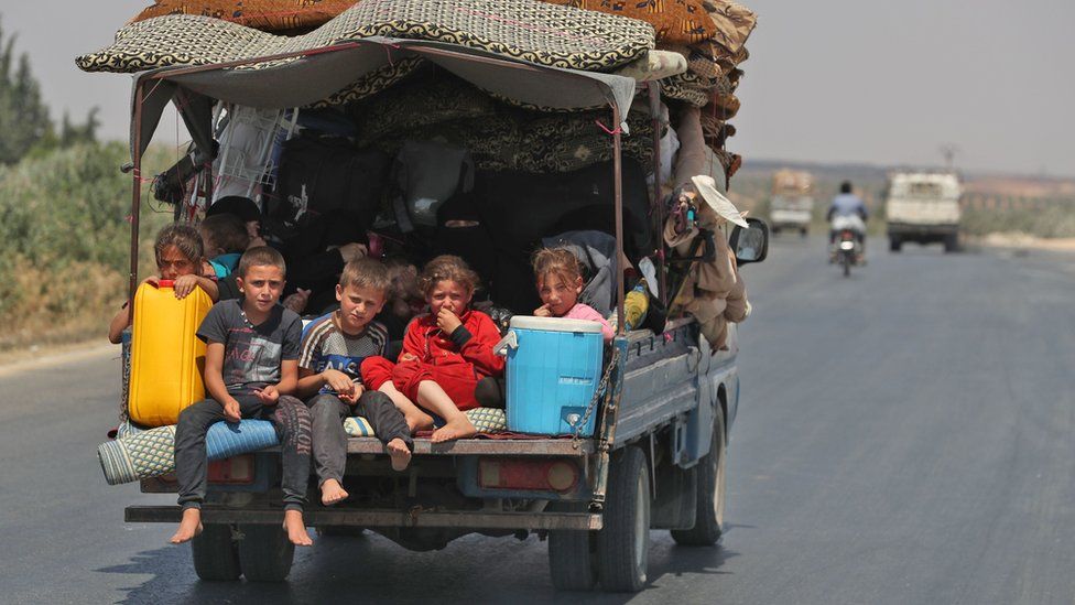 Syrian civilians flee the fighting in Idlib province, near Maarat al-Numan (22 August 2019)