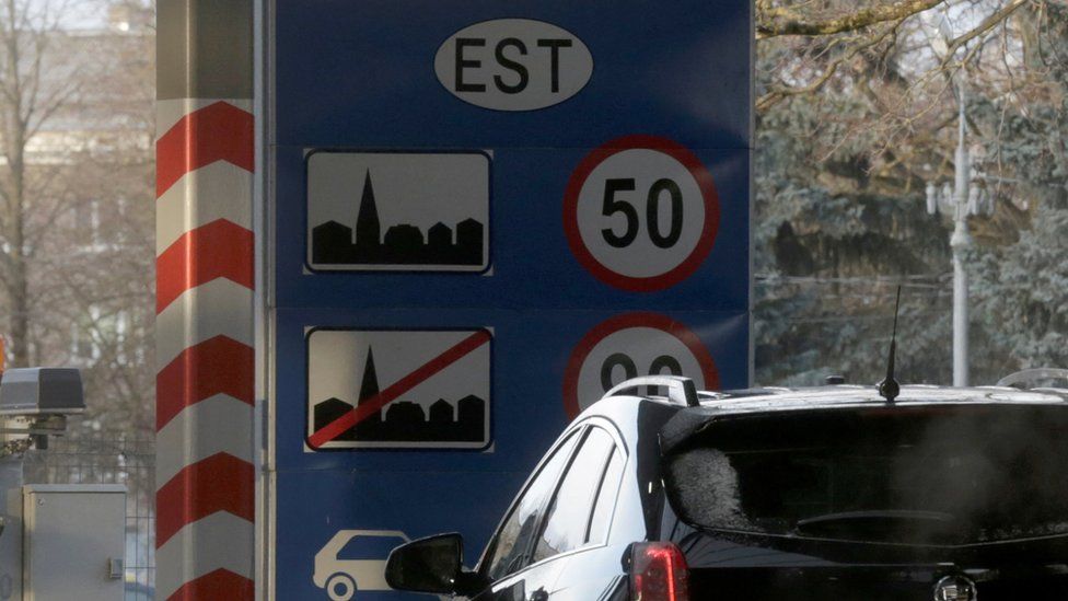 A car at an Estonia-Russia crossing