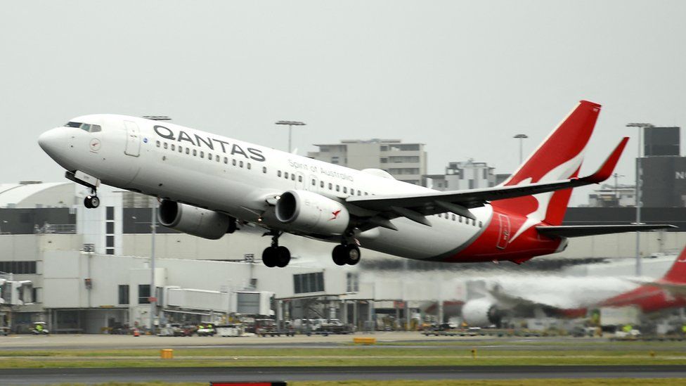 Самолет Qantas вылетает из международного аэропорта Сиднея 6 мая 2021 г.