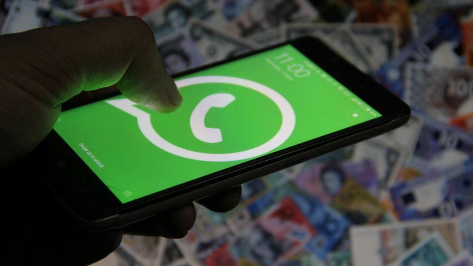Logo de WhatsApp en un celular.