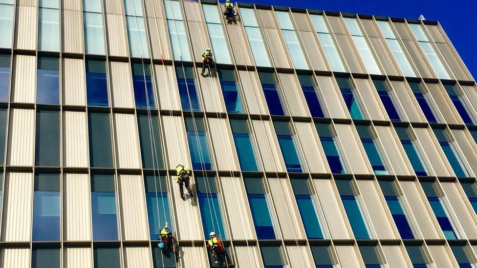 SG Access staff carrying out facade works on Glasgow College building