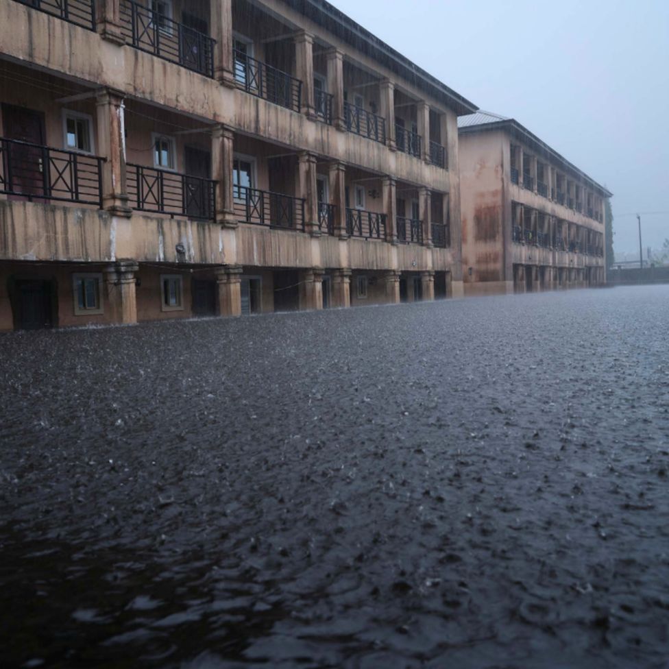 Дождевые и паводковые воды возле Dorca Executive Apartments (студенческое общежитие) в муниципалитете Огбия, штат Байелса, Нигерия, ноябрь 2022 г.