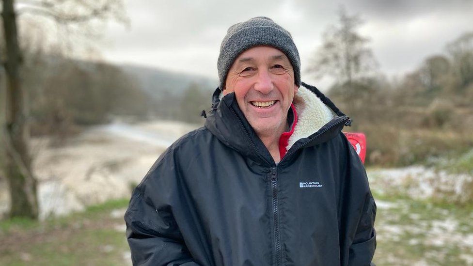 Bath men'sonly cold water swimming group helps 'clear the mind' BBC News