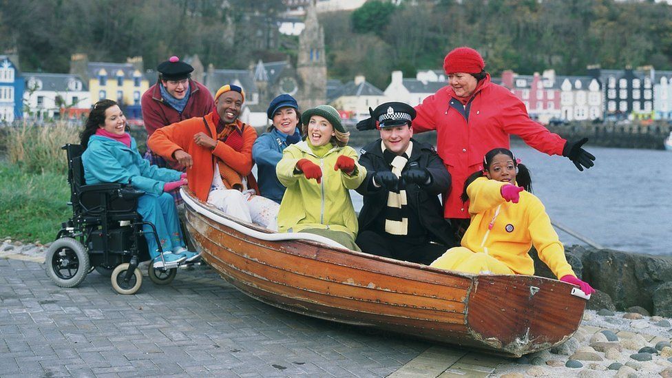The Balamory cast with Tobermory in the background