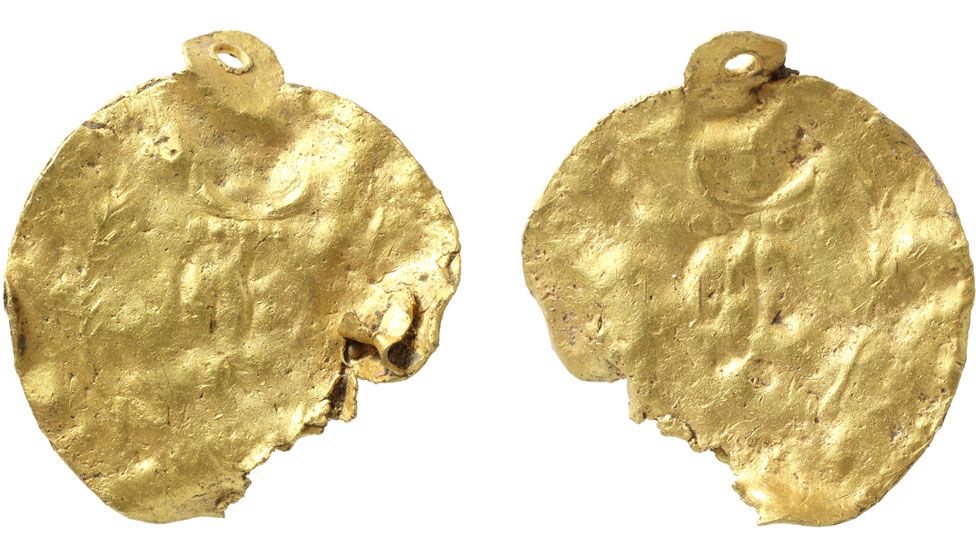 Roman gold earring