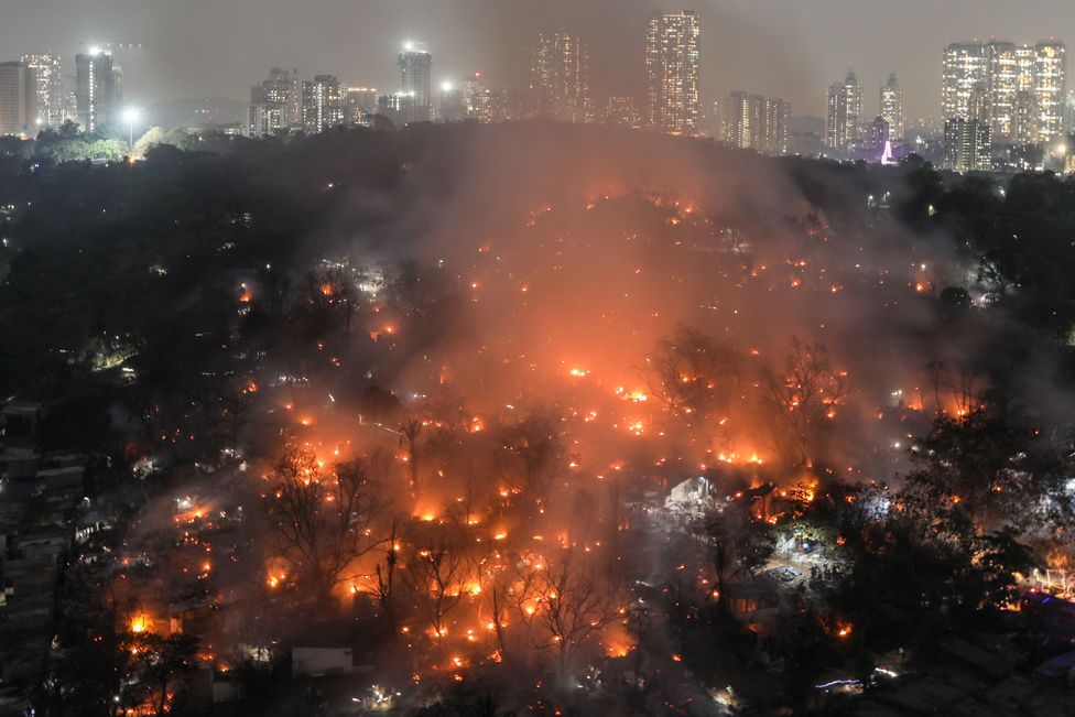 Tymi fryn pasi një zjarr i nivelit të tretë shpërtheu brenda lagjeve të varfra Appa Pada në Mumbai, Indi, 13 mars 2023.