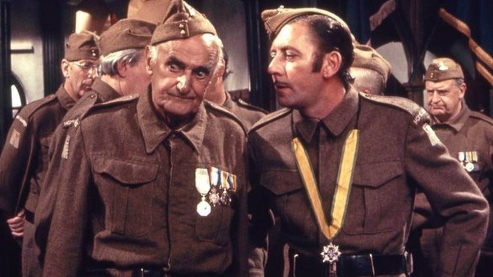 Private Joe Walker (James Beck) and Private James Frazer (John Laurie)