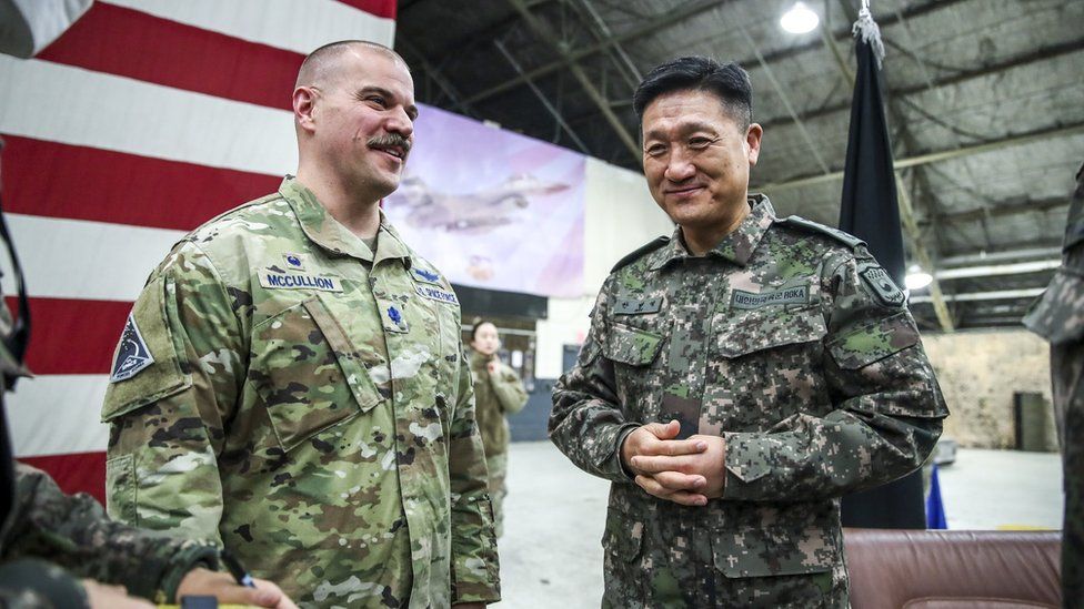 Командующий Космическими силами США в Корее подполковник Джошуа Маккаллион (слева) беседует с южнокорейским генералом Ан Бён Соком, заместителем командующего Космическими силами Южной Кореи. Командование объединенных сил США, на авиабазе Осан в среду