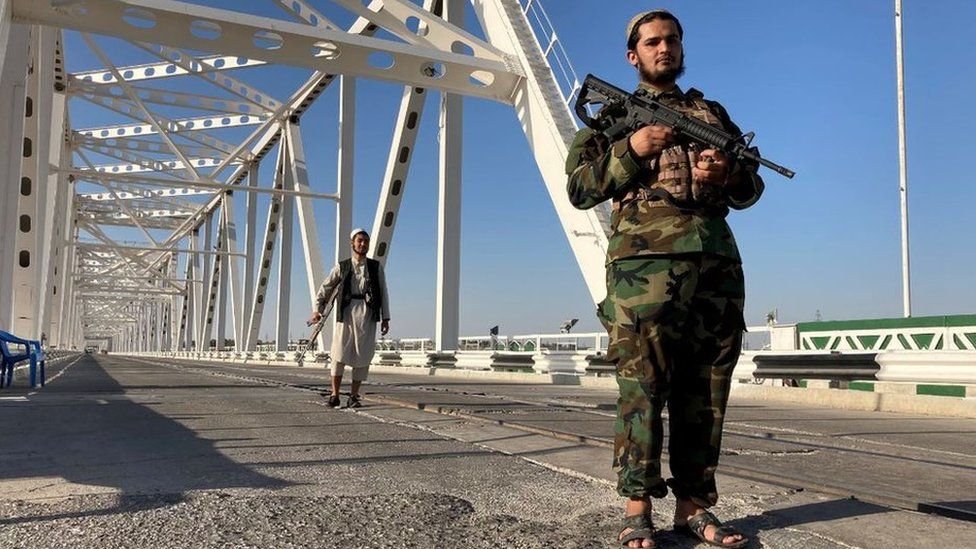 Soldiers at Hairatan port