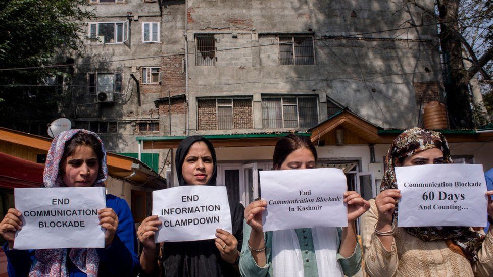 Кашмирские журналистки держат плакаты, протестуя против продолжающейся коммуникационной блокады индийскими властями после отмены особого статуса Кашмира 3 октября 2019 года в Шринагаре.