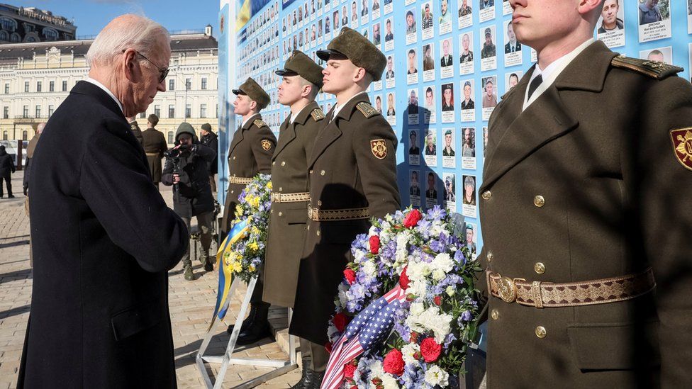 Joe Biden deposita una corona de flores en el memorial de guerra de Kiev.